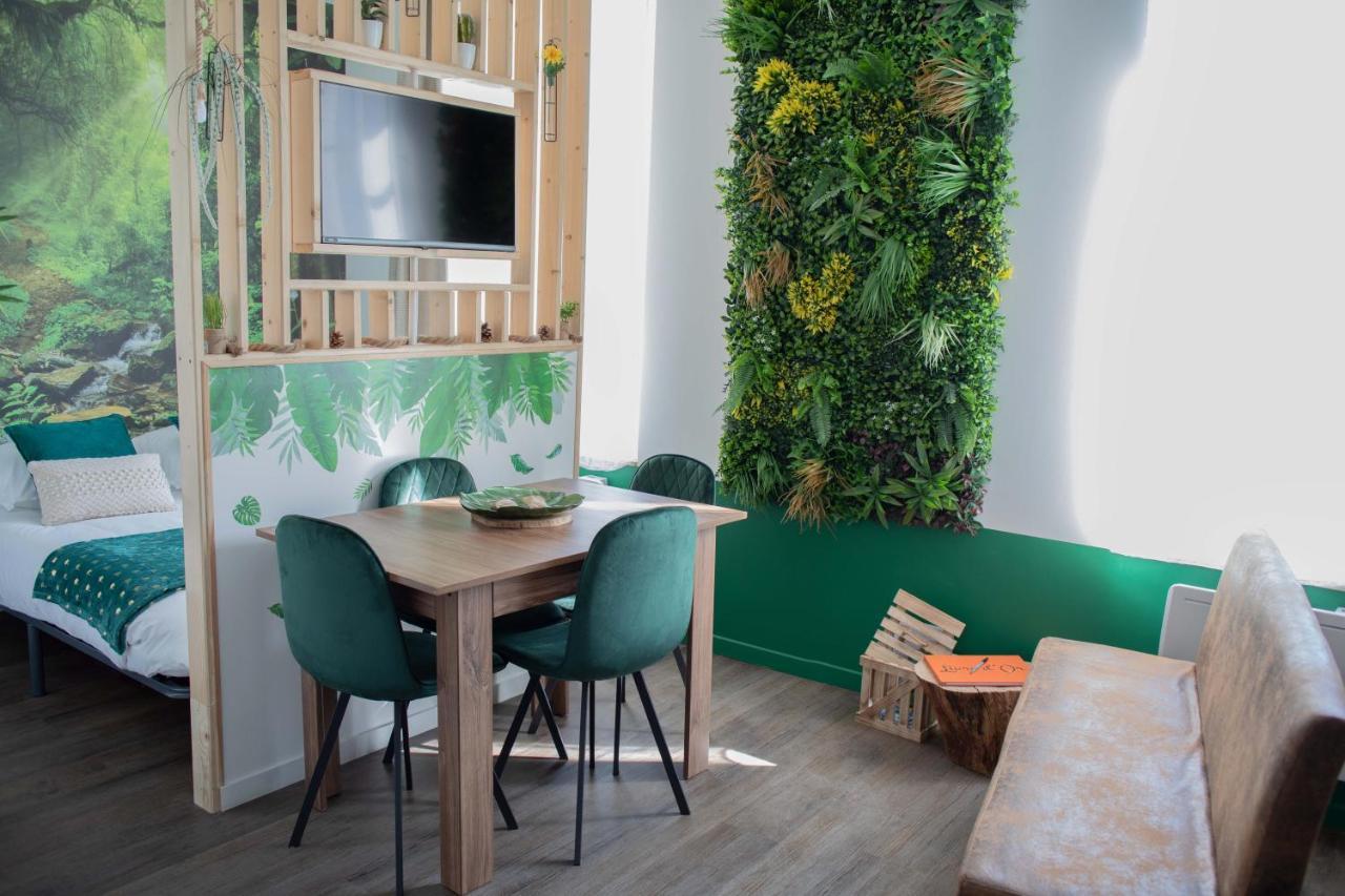 * Les Aux Etoiles * *