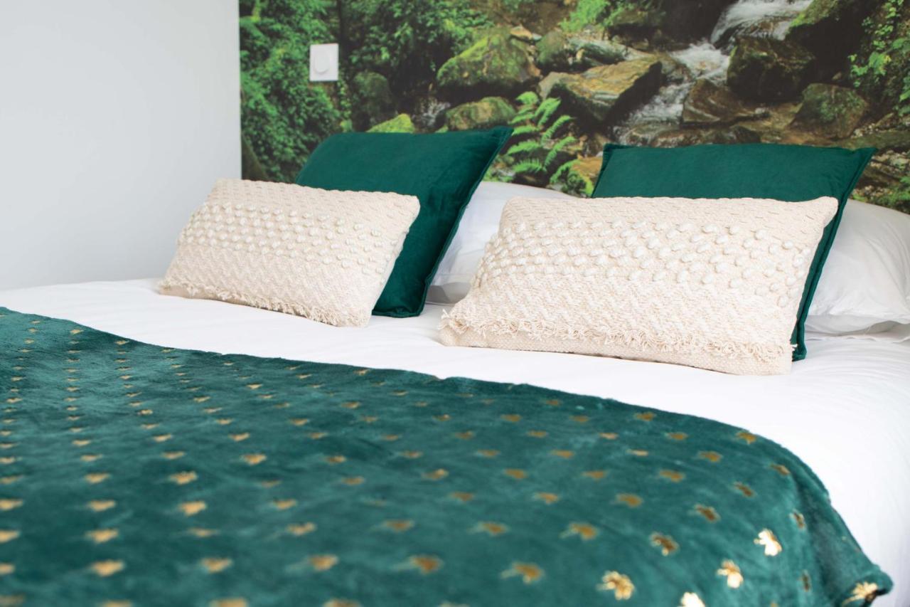 * Les Aux Etoiles * *