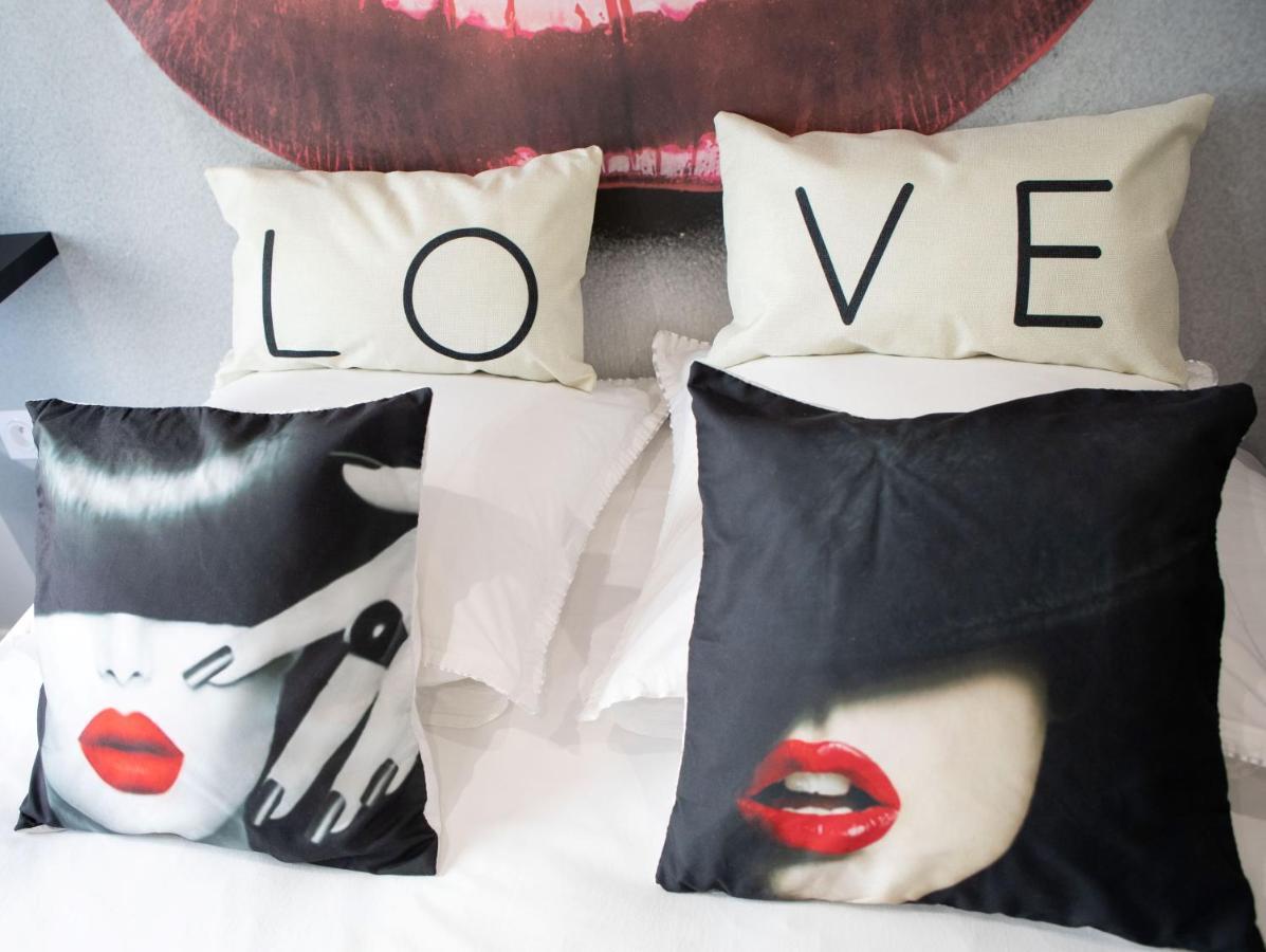 * Les Aux Etoiles * *